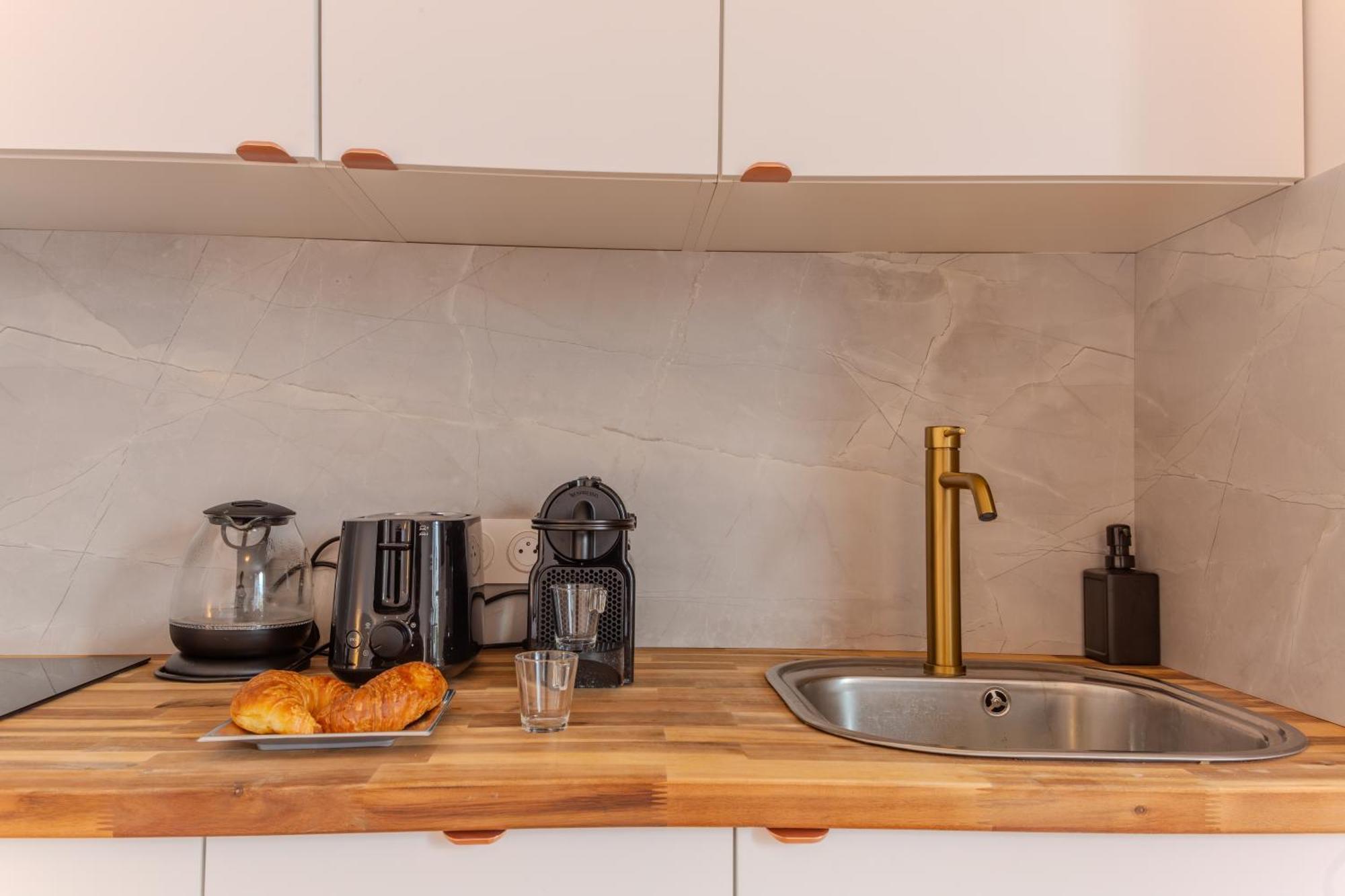 The Charming Republic Place Apartment